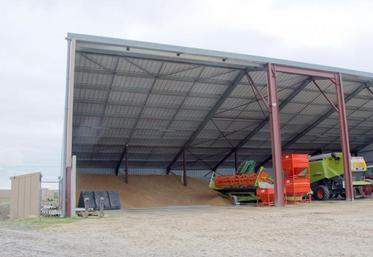 Le hangar de Philippe Geeraerts, utilisé pour le stockage de céréales, s’autofinance par la production d’électricité, grâce aux panneaux photovoltaïques posés sur son toit.