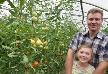 Willy Vindevogel et sa fille dans une des serres de son exploitation.