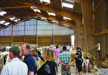 Visite en famille des installations de Bertrand Derly dans une ambiance conviviale.