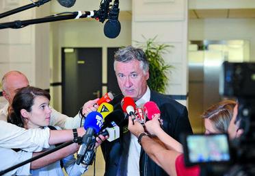 Le médiateur des relations commerciales, Francis Amand, informant la presse de l'avancée des négociations entre les producteurs de lait et Lactalis, le 25 août.