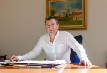 À cinquante-cinq ans, Stéphane Ducrotoy, natif de Vignacourt, se représente pour un cinquième mandat. 
Ce qui le motive : les «beaux projets» qu’il défend corps et âme.