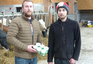 Première année de transformation pour Grégoire et Thomas Leleu, et déjà une médaille au Concours général agricole du Sia pour leur yaourt brassé à la fraise.