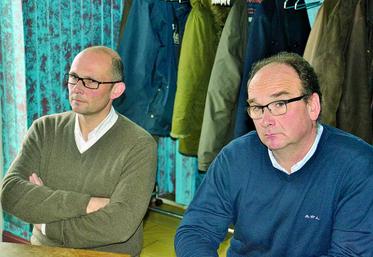 À droite, Vincent Boche, pdt des liniculteurs de la Somme avec, à ses côtés, Bertrand Gomart, pdt de l'AGPL.