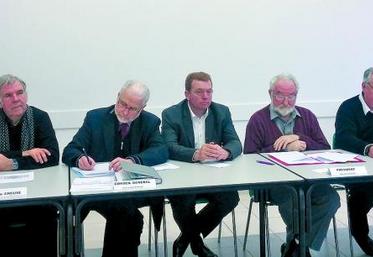 De gauche à droite : Jean-Louis Guesnard, membre de l’association ; Eric Capron, maire de Creuse ; Jean-Jacques Stoter, conseiller départemental ; Franck Beauvarlet, vice-président du Conseil départemental et président de Somme Tourisme ; Jean-Etienne Lefin, président de l’association ; Michel Flandrin, secrétaire général de l’association ; et Bernard Carlier, trésorier.