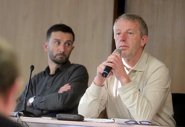 Face à de nombreuses questions, Jean-Noël Ribéry, directeur adjoint du FMSE et son président Luc Smessaert, assurent le service après-vente de la convention 
d’indemnisation signée avec Lubrizol France.