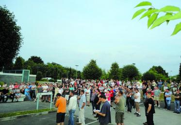 Les éleveurs laitiers mobilisés devant l'usine Lactalis de Laval.