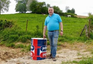 La présence d’eau (sous ce bidon) a été découverte un peu par hasard, dans une parcelle de Christophe Buisset, à Aveluy. Elle devrait irriguer 89 ha de pommes de terre et de légumes.