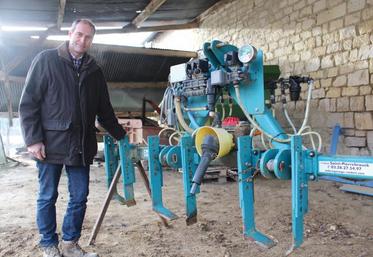 Hervé de Smedt a opté pour la fertilisation en localisé à la plantation. Il a investi dans un matériel d’occasion, un fertiliseur de la marque Cadart.