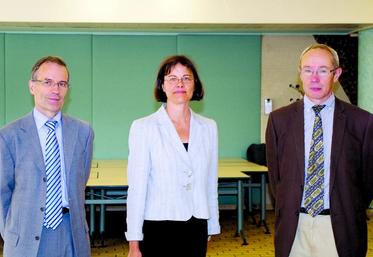 Fabienne Specq, entourée par Paul Gérard (à gauche), directeur de la Ddtm, et Philippe Caron, son prédécesseur à la Ddaf et actuel directeur de la Dreal.