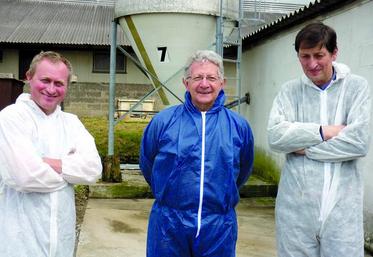 Bernard Florin, sous-préfet de Montdidier (au centre), Jean-Michel Serres, président de la fédération nationale porcine (à droite) et Christophe Dewaele, trésorier de la Fdsea de l’arrondissement de Montdidier.