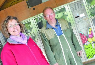 Béatrice et Mickaël Thorel, maraîchers à Vironchaux, ont investi dans un distributeur automatique en 2014.