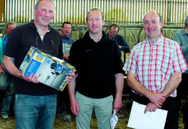 Un palan électrique d’une valeur de 100 € a été remis à Alexandre Carlier par Olivier Parcy, président de Bovins croissance. Cet outil lui permettra de peser ses veaux à la naissance sans effort. N’oublions pas que de la précision du poids de naissance dépend de la fiabilité de l’index facilité de naissance et de la croissance à 120 jours.