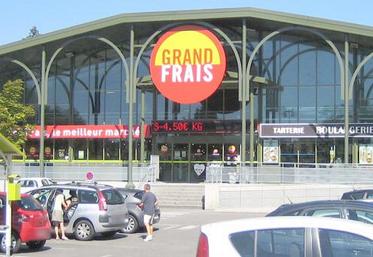 Grand frais réunit en un seul et même lieu cinq professionnels de l’alimentation : un primeur, un épicier d’ici et d’ailleurs, un boucher charcutier, un fromager 
et un poissonnier, dans un espace imitant le marché couvert traditionnel. 