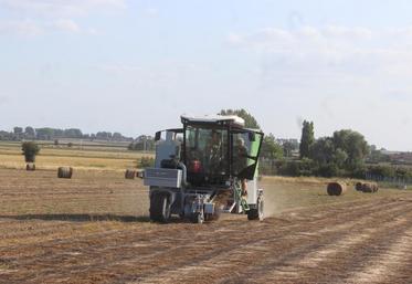 Cette année, plus que jamais, le sous-équipement coûte cher à certains liniculteurs, puisque l’enroulage du lin s’effectue entre les averses de pluie.