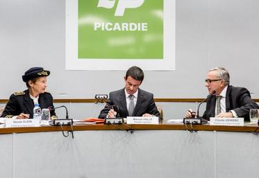 Le 30 juillet, au Conseil régional de Picardie, la préfète de région, Nicole Klein, le Premier ministre, Manuel Valls, et le président du Conseil régional de Picardie, Claude Gewerc, signaient le Contrat de plan Etat-Région 2015-2020.