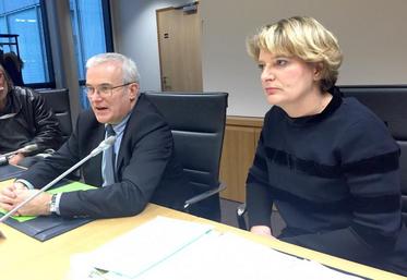 Michel Dantin, ici avec Marie-Sophie Lesne, vice-présidente de la Région en charge de l’agriculture, est venu à la rencontre des représentants agricoles des Hauts-de-France.