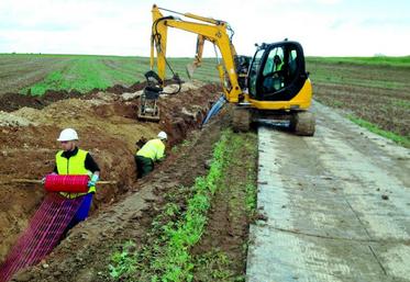 La pose à la trancheuse est théoriquement plus rapide, mais la tranchée traditionnelle avec piste protégée est moins sensible aux conditions humides.