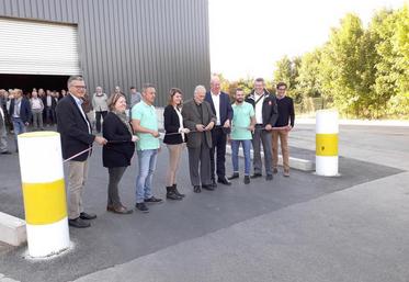 René Cailleux, maire de la commune coupe le ruban pour l’inauguration.