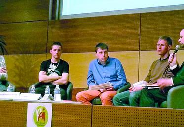 Table ronde avec (de gauche à droite) Mathieu Masschelein, Camille Kastelyn, Hervé Davesne (JA Picardie), Antoine Dewaele et Aurélien Clavel (JA national).