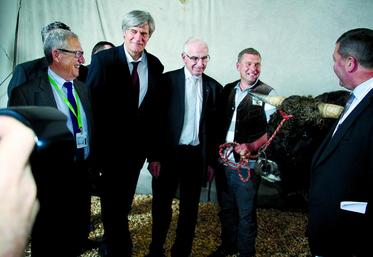 Stéphane Le Foll lors de sa visite au Sommet de l'élevage.