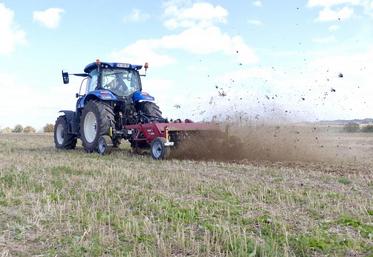 Le Power 6 200 du constructeur Finlandais Kvick-Finn, encore peu connu chez nous, est prometteur pour la gestion du laiteron : l’adventice est scalpée et déposée au-dessus de la terre.