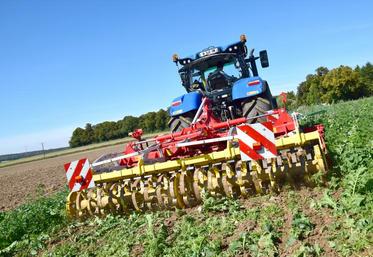 Destruction mécanique de couverts végétaux, avec un tracteur équipé de deux rouleaux à battes coupantes et d’une barre effaroucheur à l’avant, ainsi que d’un outil à disques dépendants à l’arrière.