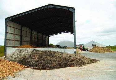 Les deux digesteurs de 1 800 m3 «digère» 40  tonnes de matière organique par jour.