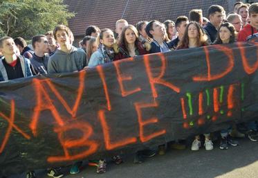 Plus de cent cinquante élèves manifestaient, ainsi que quelques professeurs, au lycée du Paraclet, devant la salle du conseil d’administration.