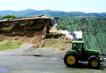 Stock d'ensilage pour la production de biogaz. Activité rémunératrice pour les éleveurs, la méthanisation pourrait finir par entraver la production laitière, en entrainant une augmentation du prix du foncier et une forte demande en maïs.