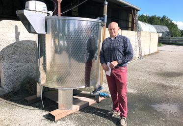 Parmi ses pratiques, Emmanuel Decayeux réalise son propre compost grâce à cette théière, pour nourrir la plante et la flore du sol. 