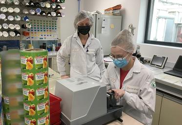 Clémentine Gentilhomme, sous le regard bienveillant de son maître d’apprentissage, Estelle Capron. Elle a intégré le service QSHE de l’entreprise spécialisée dans la fabrication de contenants en plastiques pour l’industrie agroalimentaire en juin 2021. 