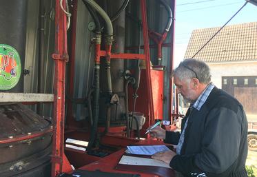 Dany, le bouilleur ambulant, est à cheval sur la paperasse : la législation est stricte. 