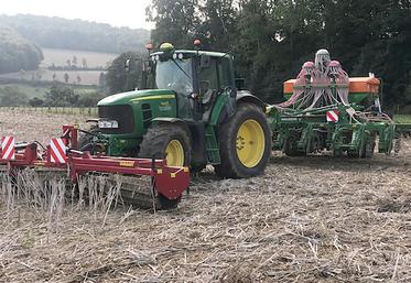 Avec son semoir à dents Primera DMC de chez Amazone, Fabien Cockenpot réussit son semis direct dans des terres  difficiles, à cailloux. Les rouleaux Faca à l’avant du tracteur couchent d’abord le couvert. 