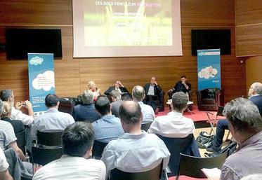 Tables rondes sur les «sols vivants» dans les locaux de la CCI de région à Lille pour annoncer la création prochaine d’un fonds de dotation carbone.