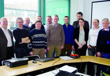 Xavier Théron, Jean-Michel Serres, Caroline Tailleur et les participants à l'assemblée de la section porcine de la Fdsea entourent Michel Verbeke (au centre), conseiller en production  porcine à la chambre d'agriculture. Après 32 ans d'activité, il va prendre sa retraite. Xavier Théron l'a remercié pour les conseils et l'aide qu'il a apportés aux éleveurs durant toutes ces années. "j'ai eu le même plaisir à travailler 
avec tous les éleveurs", à répondu Michel Verbeke, les ...