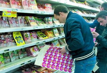 Etiquetage des «bons produits» dont la mention explicite le pays d’origine et des «mauvais produits» dont l’origine est ambigüe, peu ou pas lisible.