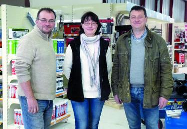En compagnie de Xavier Beauvisage (à droite), Céline et Laurent incarnent le service et la réactivité vis-à-vis des clients.