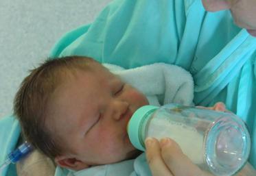 Cinq nouveaux-nés ont été contaminés. Tous "vont bien", a rassuré le ministère dans un communiqué.