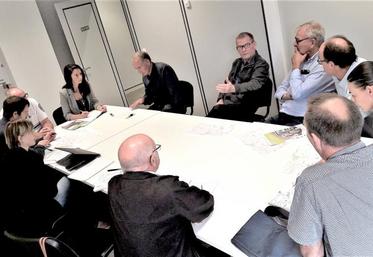 Vincent Delaporte (Calira), François Damoneville (agriculteur), Antoine Berthe (FDSEA), Vincent Boche (Calira et FDSEA), Carole Boudailler (FDSEA), Olivier Bouvet (FDSEA), Gilbert Duchemin (FDSEA), Caroline Prévost (juriste aménagement du territoire de la FDSEA) et Valentin Crimet (UPLP) aux côtés de la police municipale et des services techniques. 