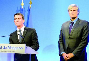 Le Premier ministre, Manuel Valls, présente le plan de consolidation et de refinancement des exploitations agricoles aux côtés de Stéphane Le Foll, ministre de l’Agriculture, le 4 octobre, à Matignon.