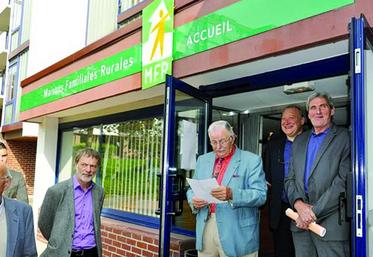 Pierre Delmotte, responsable des AAS, présente l'exposition des œuvres manuelles devant le siège de la Fédération régionale des MFR.
