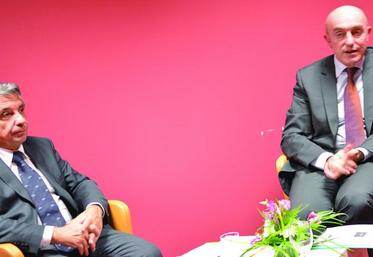 De gauche à droite : Laurent Somon, président du Conseil départemental de la Somme, et Stéphane Haussoulier, vice-président en charge du développement territorial et de la protection de l’environnement.
