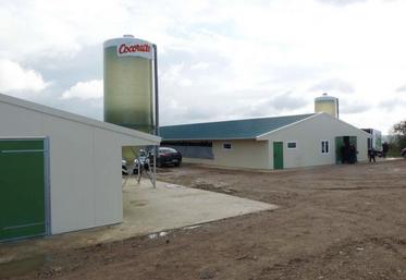 Les deux bâtiments neufs s’apprêtent à accueillir 12 000 poules pondeuses bio dans quelques jours. Le groupe Cocorette, actuellement en croissance, recherche une soixantaine de nouveaux producteurs sur la région, pour chacun de ses segments : Label Rouge, Bio, ou plein air.
