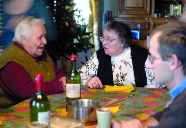 La future loi prévoit de soutenir les personnes qui s'occupent des personnes âgées dépendantes.