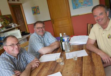 De gauche à droite : Hervé Vandenterghen, secrétaire de la Cuma, Bertrand Roucou, son président, et Bernard Mancaux, son trésorier.