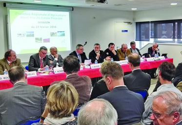 «Je sais que pour avoir une stratégie de conquête agricole, il faut mettre de l’argent, admet Xavier Bertrand. Mais je ne sais pas forcément où le mettre. À vous de me donner des pistes.»