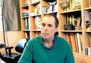 En bâchant son fumier, Éric Buysse limite des pertes de valeur de 20 à 30 %.