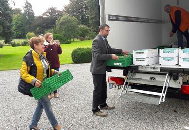 Angélique Delahaye, présidente de Solaal et Jean-Christophe Rufin, réceptionnant des dons agricoles en Haut-de-France l’année dernière.