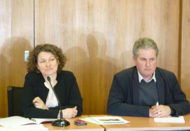 Françoise Crété, réélue présidente, à côté du nouveau secrétaire général, Denis Bully.