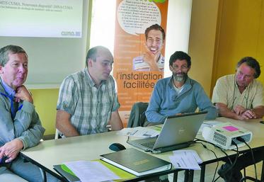 De g. à dr. : Daniel Desruelles, directeur de la FrCuma du Nord-Pas-de-Calais, Jean-Philippe Trollé, animateur FdCuma de la Somme, Christian Pruvot, trésorier de la FdCuma de la Somme, et Pascal Lévêque, président de la FdCuma de la Somme.
